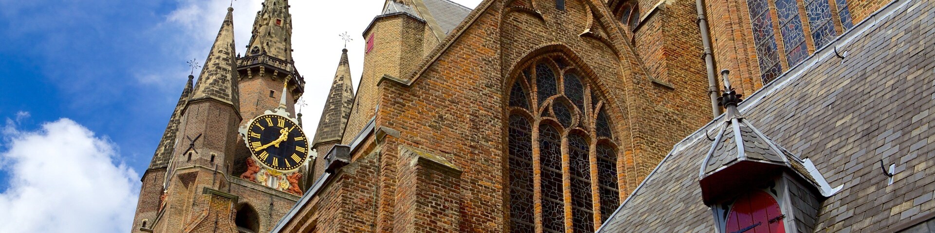 Oude Kerk que incluye elementos patrimoniales, una iglesia o catedral y arquitectura patrimonial