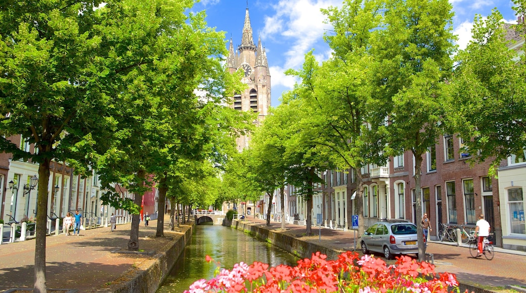 Oude Kerk showing street scenes and a river or creek
