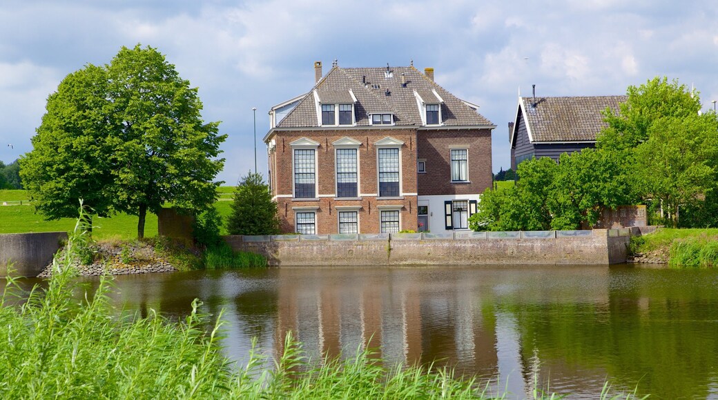 Kinderdijk og byder på en flod eller et vandløb og et hus