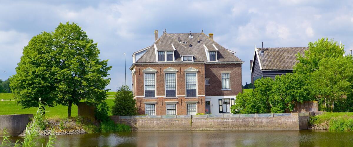 Kinderdijk bevat een huis en een rivier of beek
