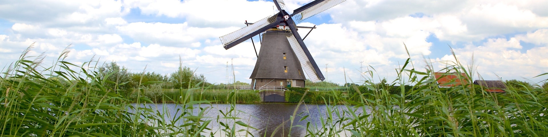 Kinderdijk ofreciendo un río o arroyo y un molino
