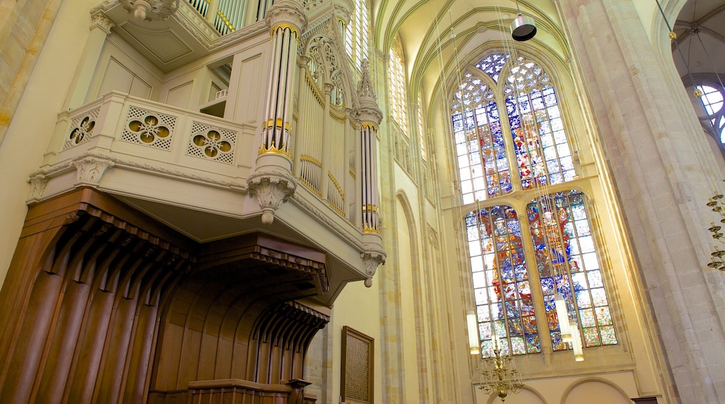 Domkirken som inkluderer innendørs, kirke eller katedral og religiøse elementer