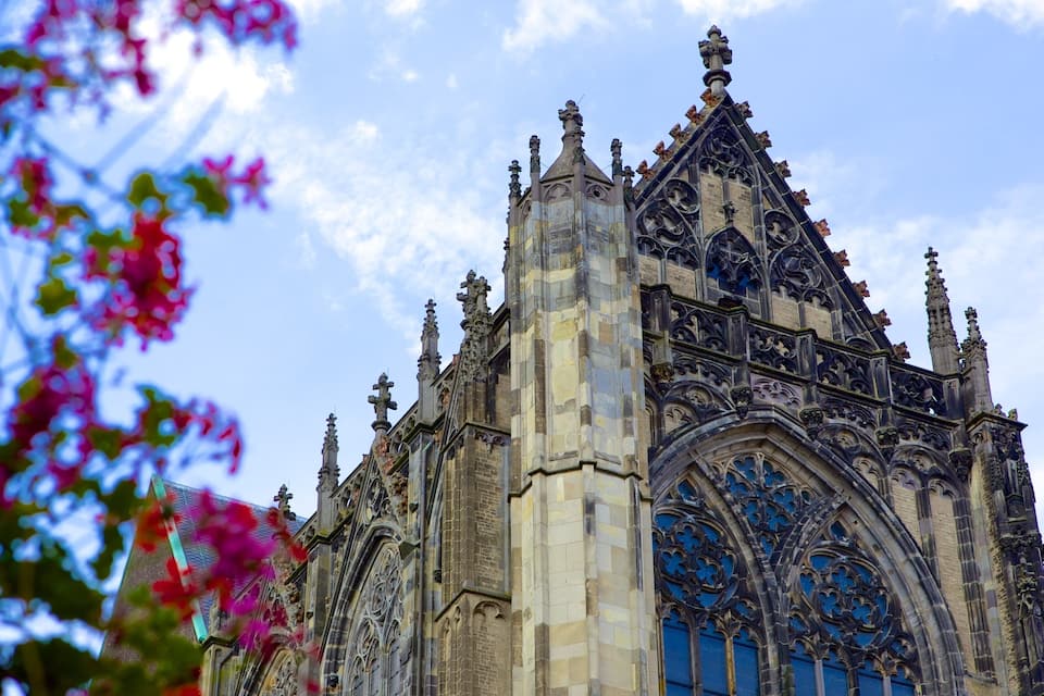 Una catedral gótica con ornamentada labor de cantería y arcos apuntados.