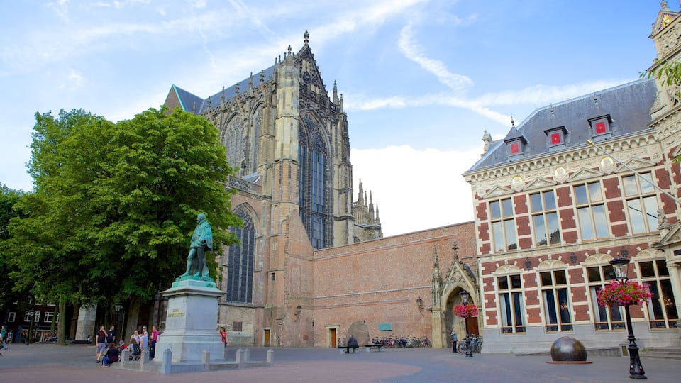 Dom Church which includes street scenes, religious aspects and a church or cathedral