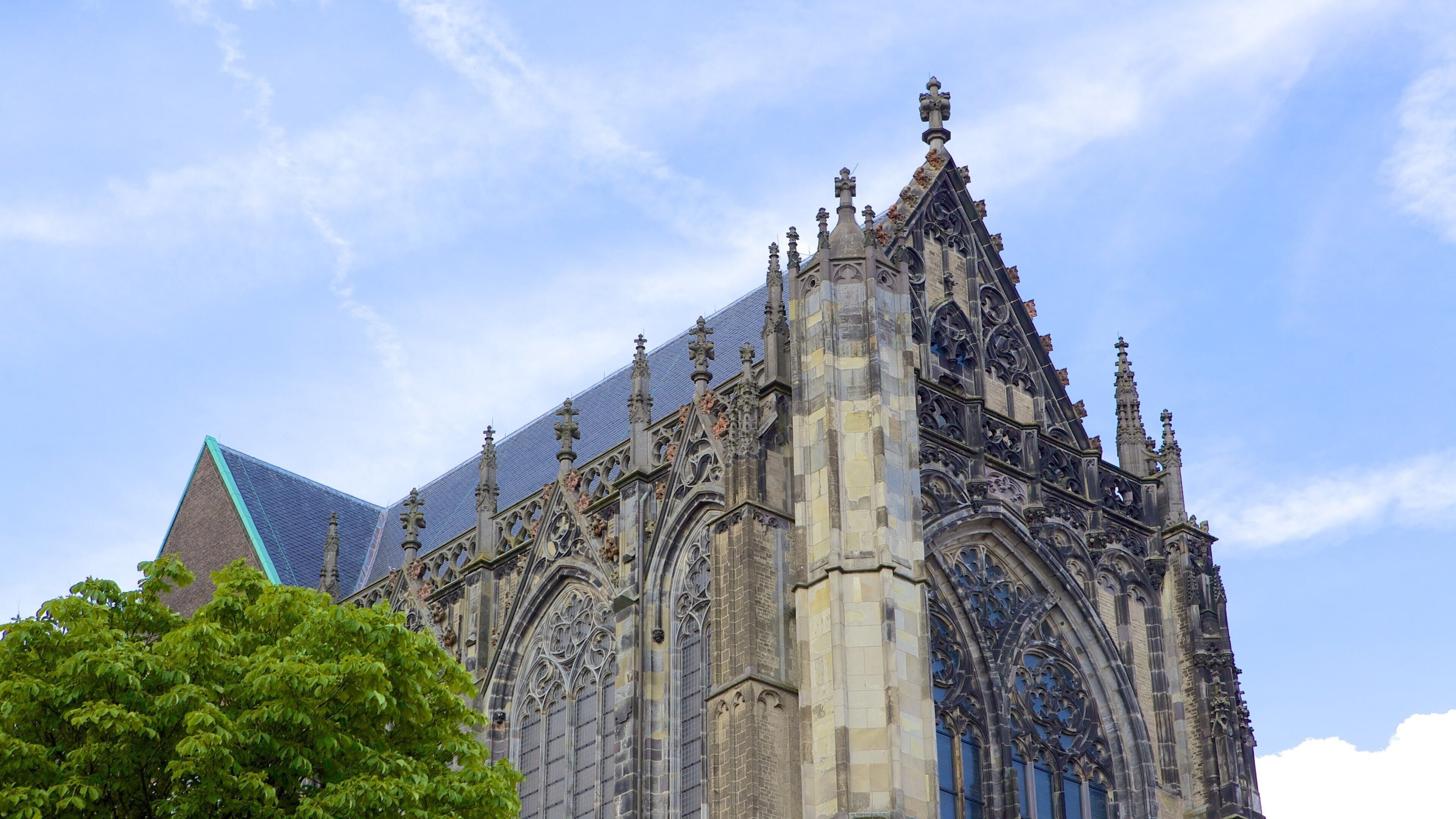 Eine gotische Kathedrale mit aufwendigen Steinmetzarbeiten und einem spitzbogigen Dach.