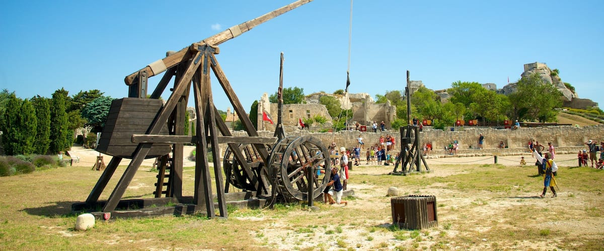 Château des Baux qui includes château ou palais