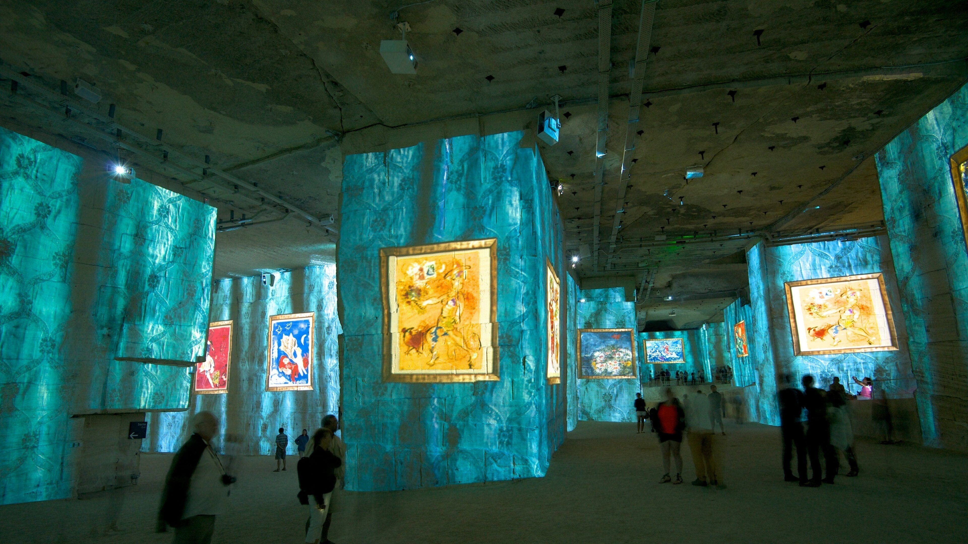 Carrieres de Lumieres showing interior views, a church or cathedral and art