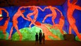 Carrières de Lumières mostrando arte y vista interna y también una familia