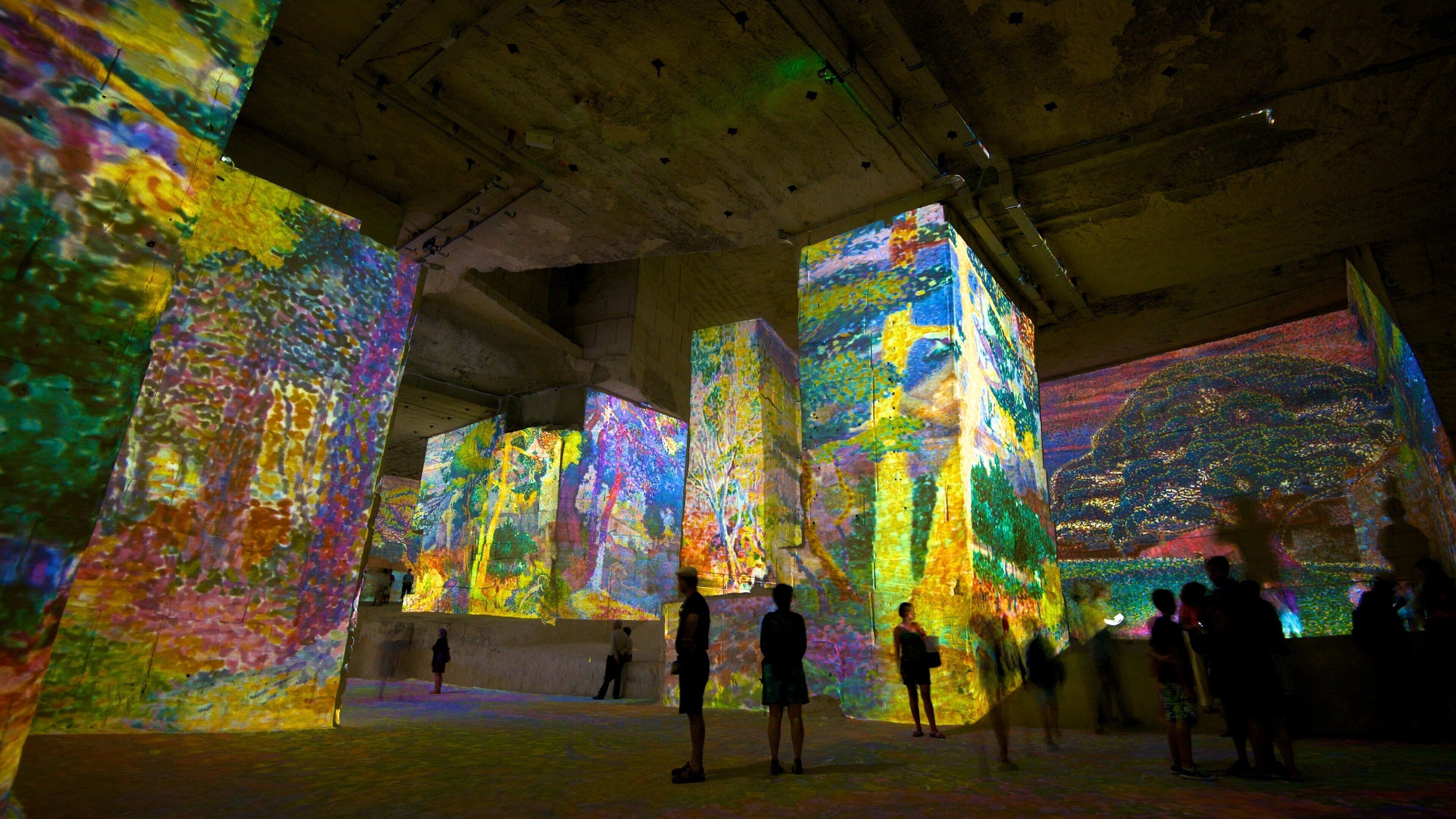 Carrieres de Lumieres which includes a church or cathedral, art and interior views