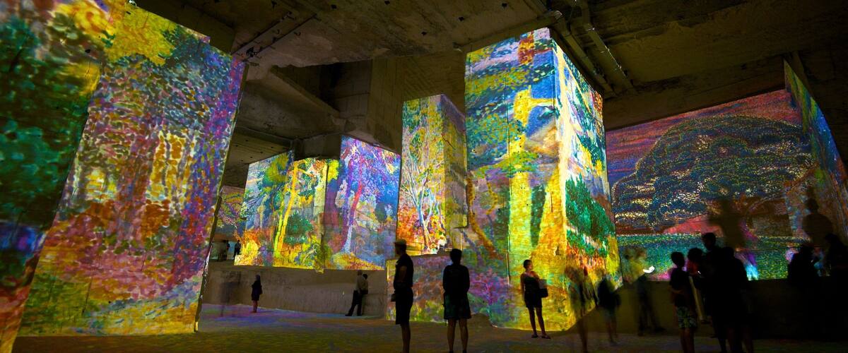 Carrieres de Lumieres which includes a church or cathedral, art and interior views