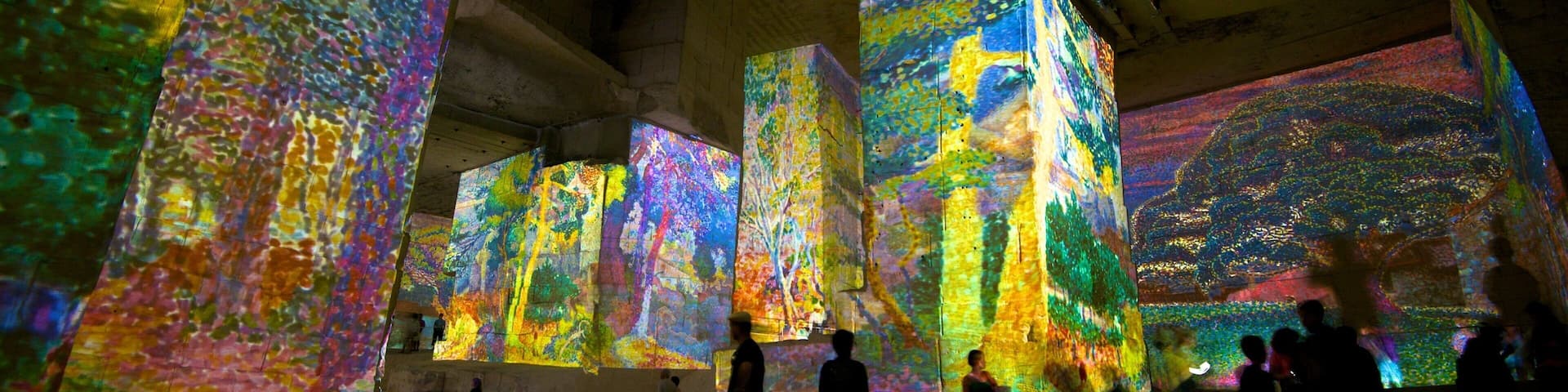 Carrieres de Lumieres which includes a church or cathedral, art and interior views