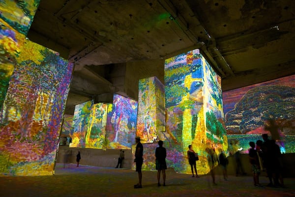 Carrieres de Lumieres which includes a church or cathedral, art and interior views