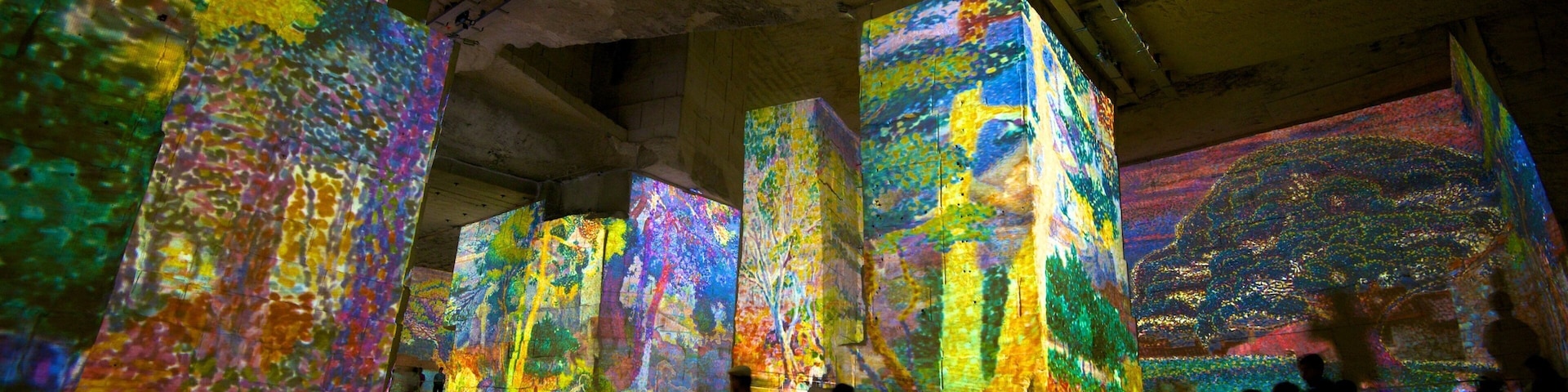 Carrieres de Lumieres which includes a church or cathedral, art and interior views