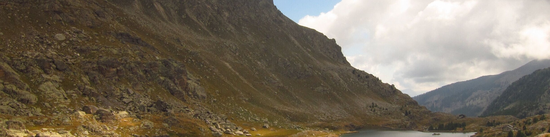 From Tende, the hike to the Valley of Wonders is peaceful and offers great colors in the fall. Clouds are playing with the sun, and this lonely cabin by the calm lake is a perfect shelter to enjoy the remote great environment.
#TakeAHike