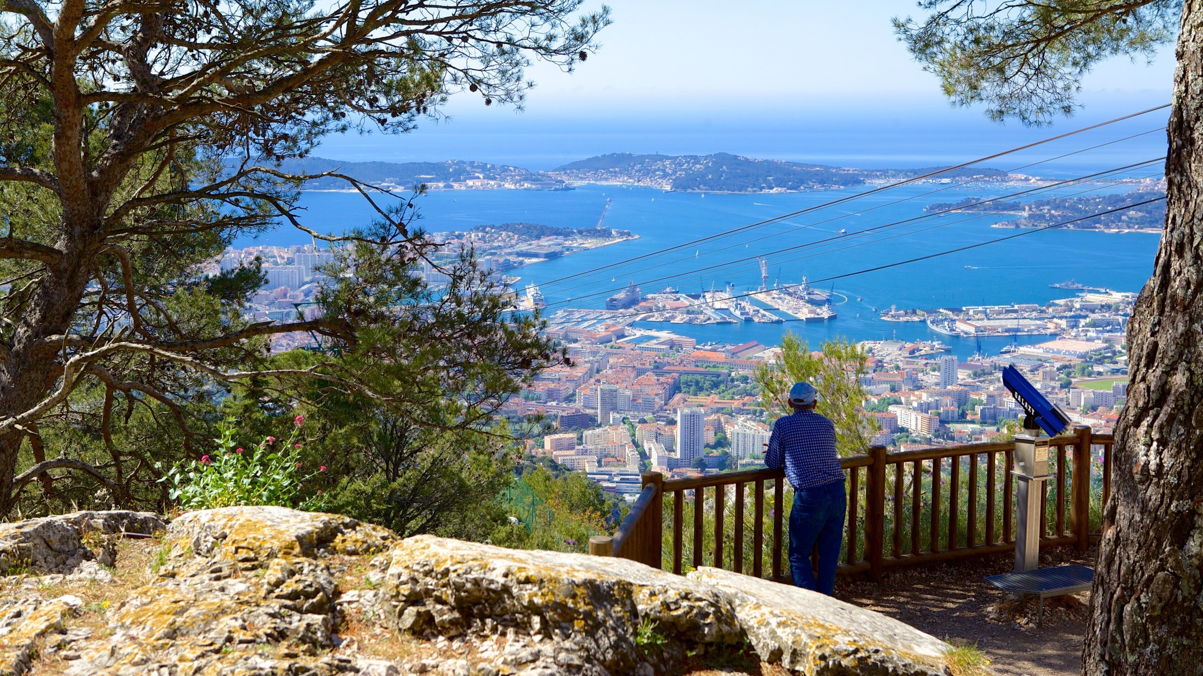 Mont Faron fasiliteter samt utsikt i tillegg til en mann