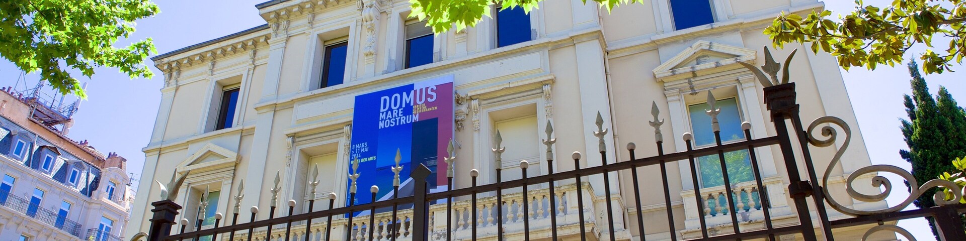 Hotel des Arts which includes street scenes