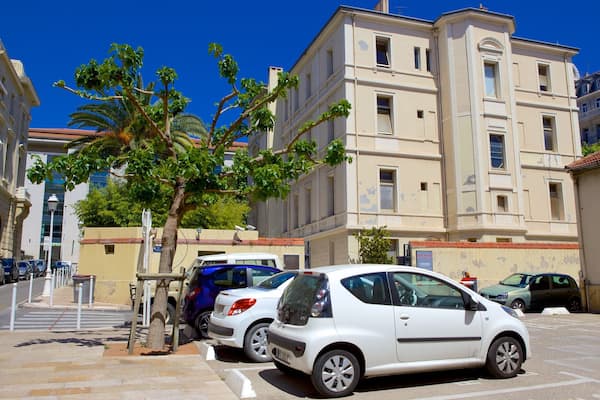 Hotel des Arts showing street scenes