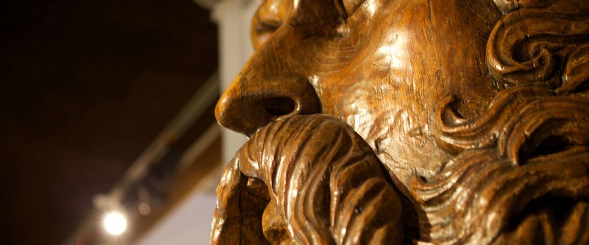 Musee National de la Marine mostrando uma estátua ou escultura e vistas internas