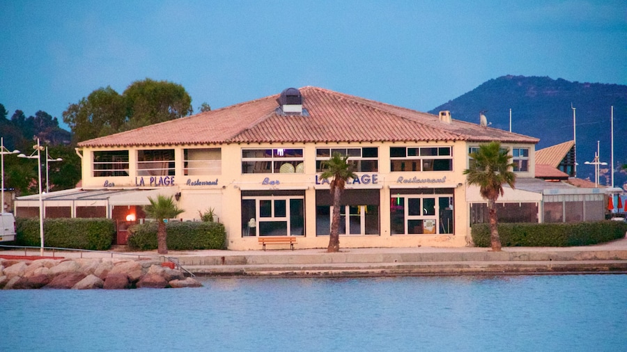 Toulon Beach showing general coastal views