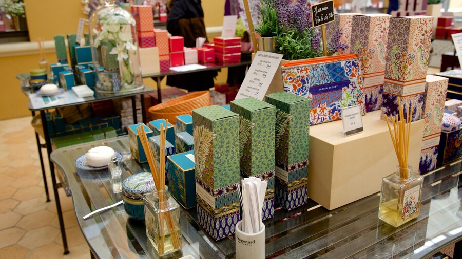 Musée International de la Parfumerie montrant magasinage