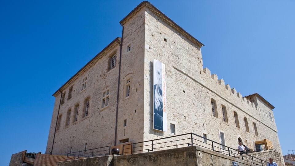 Picasso Museum showing signage and heritage architecture