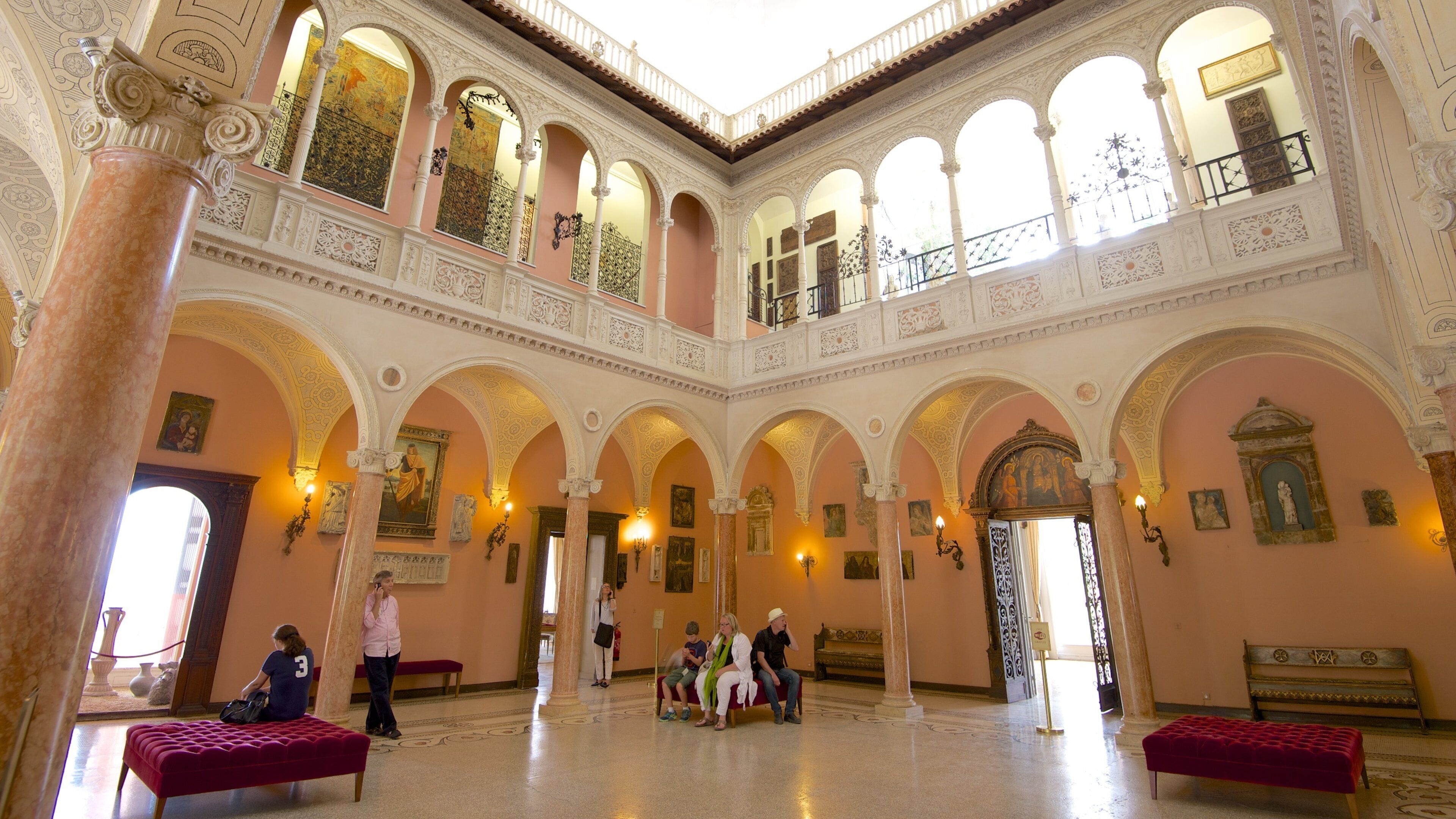 Villa Ephrussi mostrando un castillo, arquitectura patrimonial y vistas de interior