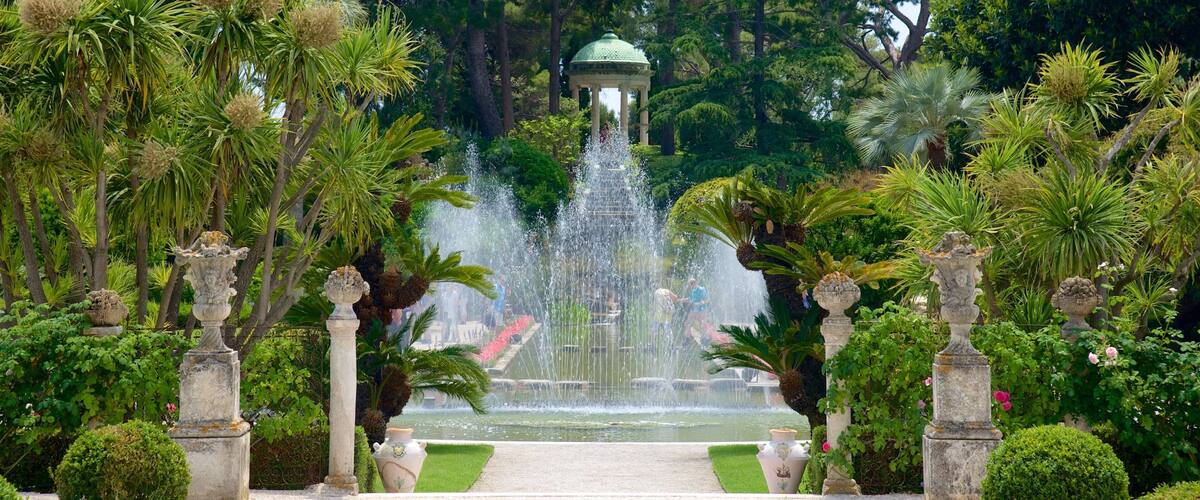 Villa Ephrussi ofreciendo un parque y una fuente