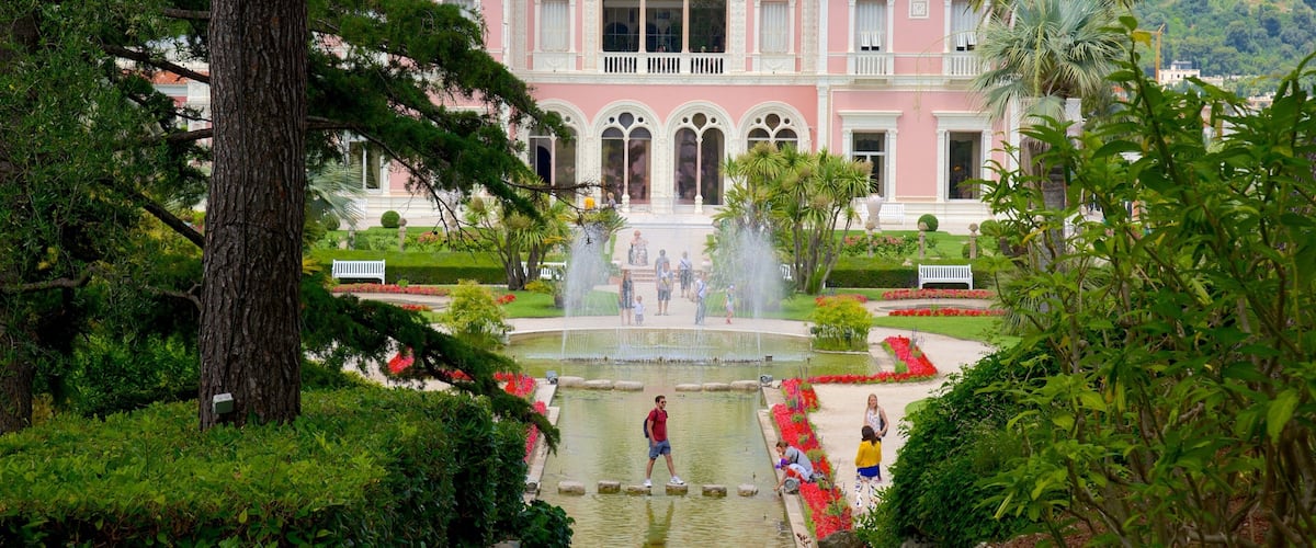 Villa Ephrussi mostrando un castillo, una fuente y arquitectura patrimonial