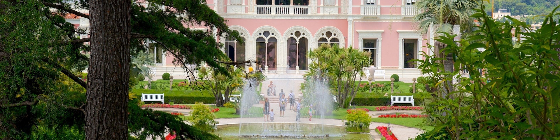 弗魯西城 呈现出 城堡或宮殿, 歷史建築 和 噴泉