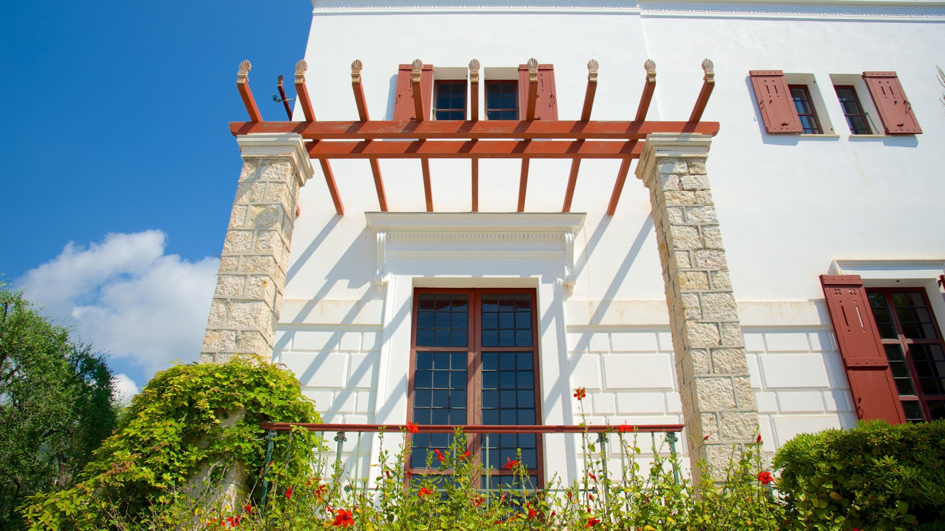 Villa Kérylos montrant un jardin et éléments du patrimoine