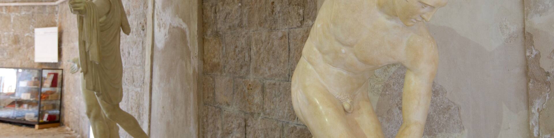 Villa Kerylos showing a statue or sculpture