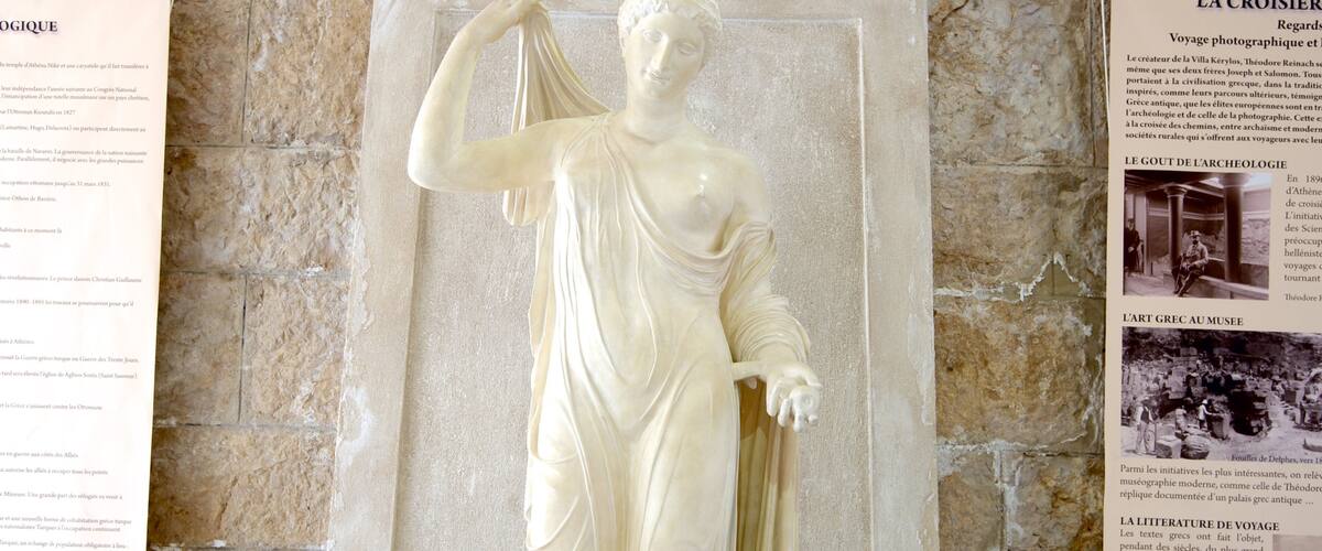 Villa Kerylos featuring a statue or sculpture