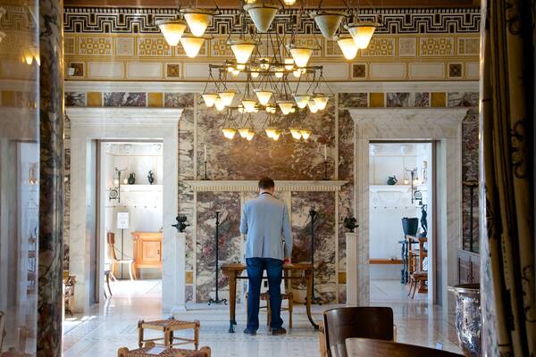 Villa Kérylos montrant vues intérieures aussi bien que homme