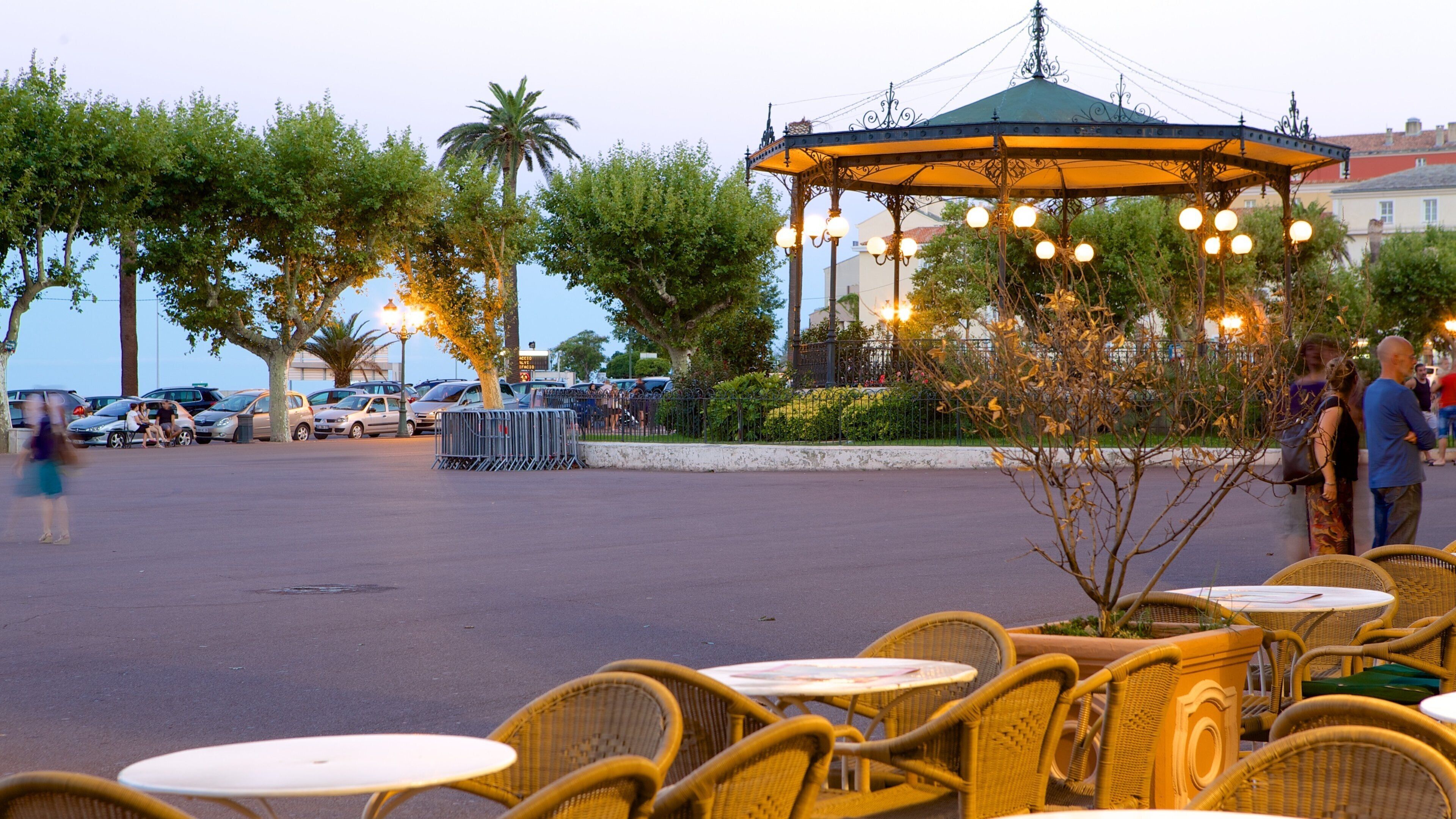 Place Saint-Nicolas mettant en vedette square ou place et scènes de rue
