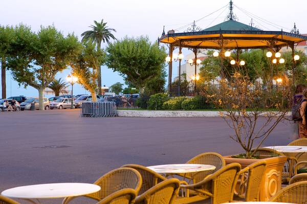 Place St-Nicolas showing a square or plaza and street scenes
