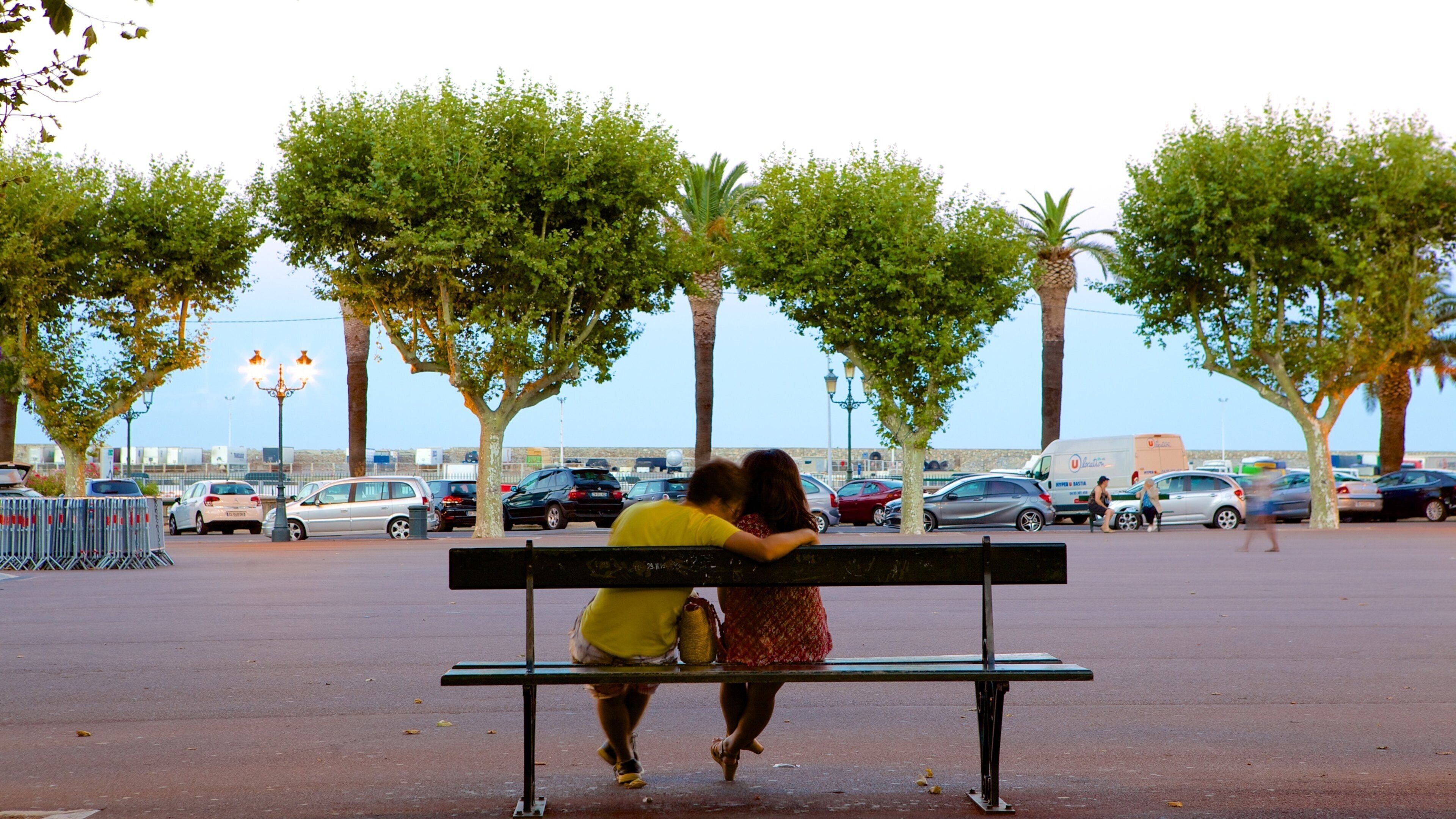 サン ニコラ広場 及び カップル