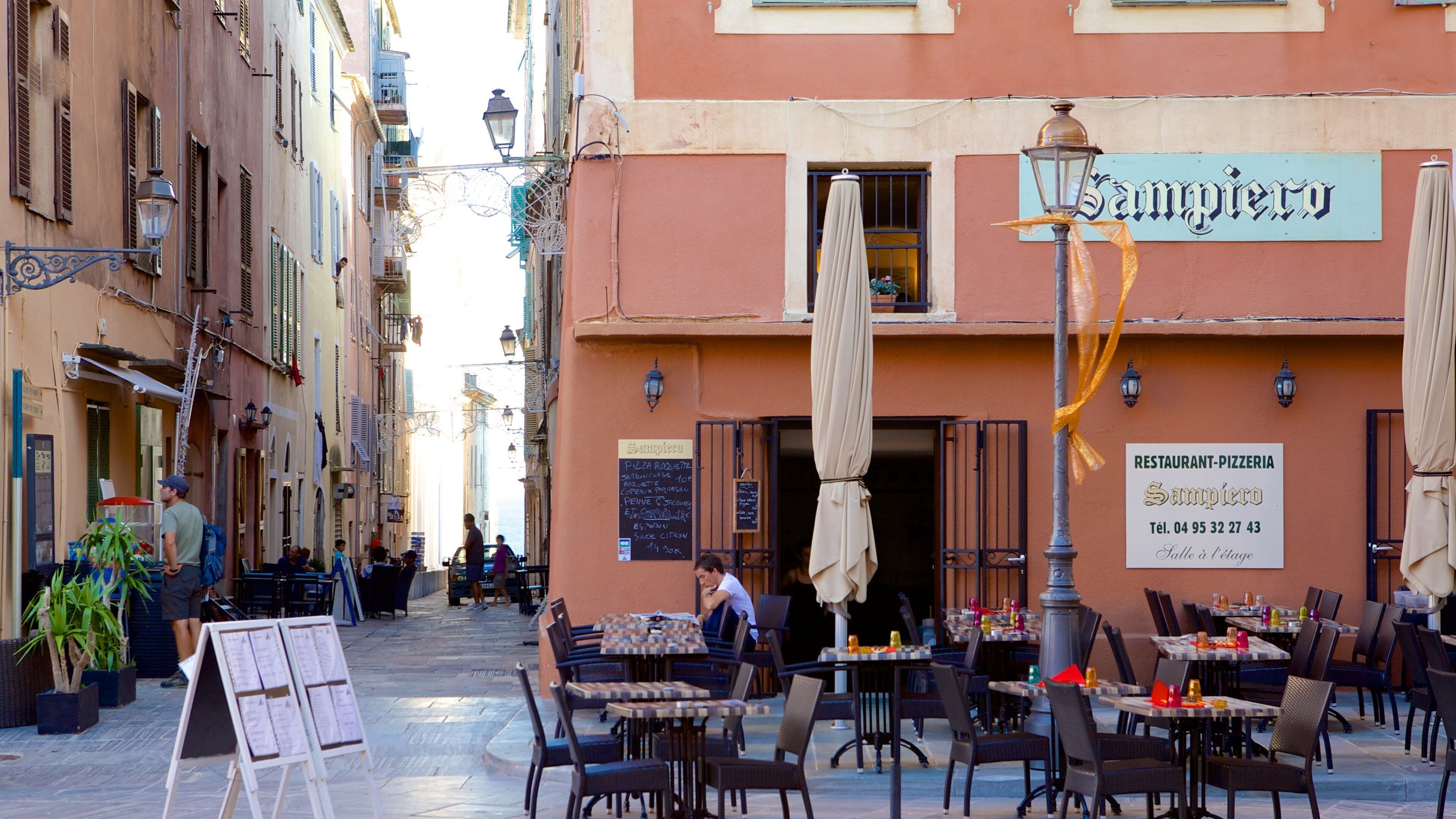 Place du Donjon showing street scenes
