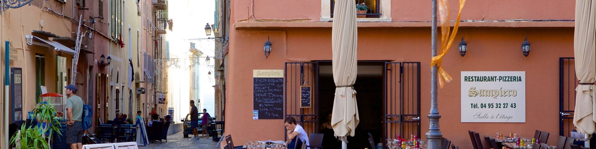 Place du Donjon showing street scenes