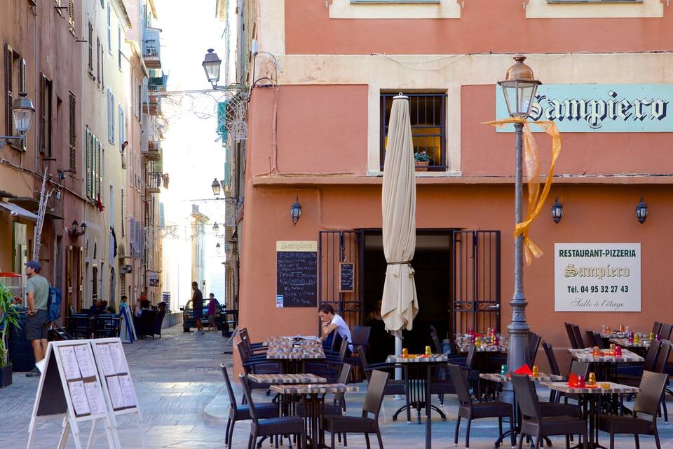 Calle con terraza de un restaurante llamado 'Sampiero'.