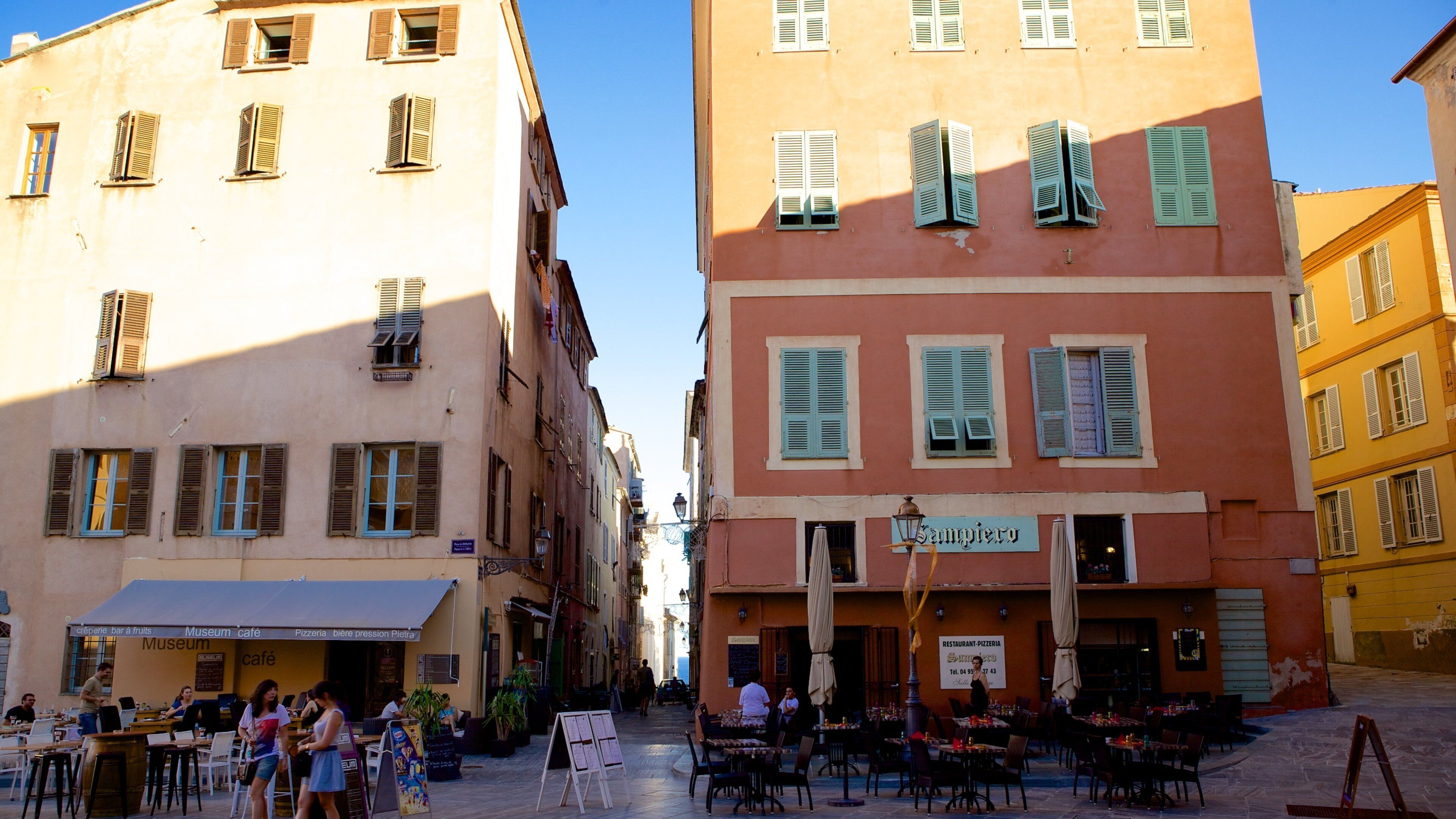 Place du Donjon inclusief een huis en straten