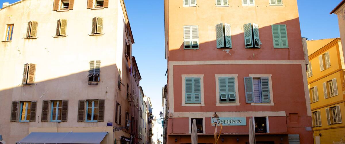 Place du Donjon mit einem Straßenszenen und Haus
