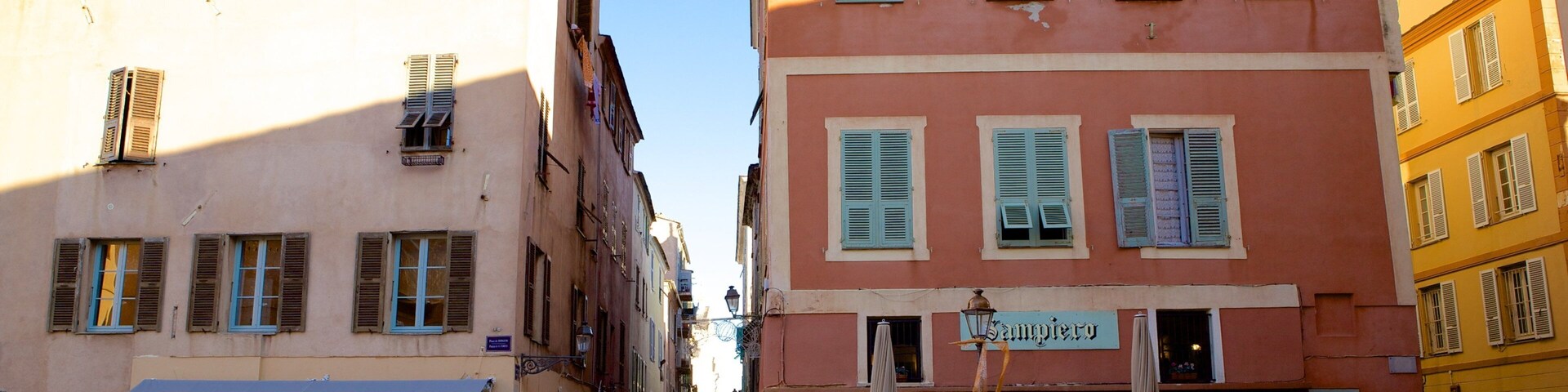 Place du Donjon mostrando una casa y escenas cotidianas