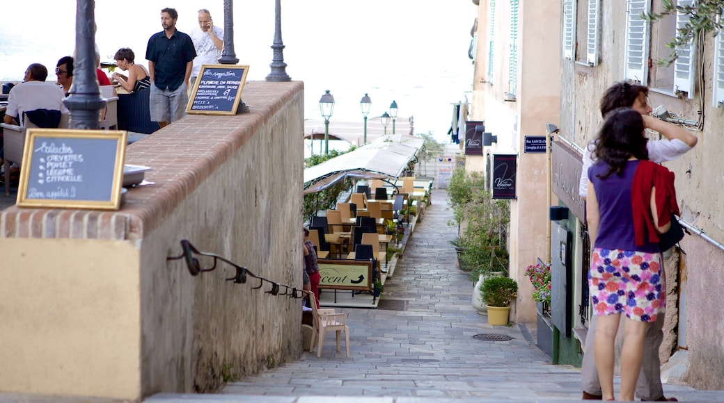 Place du Donjon toont straten