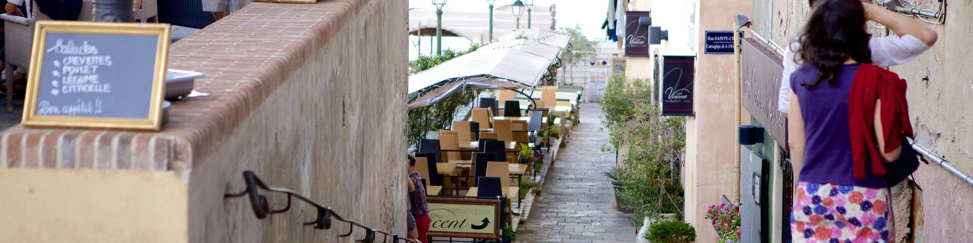 Place du Donjon mostrando cenas de rua