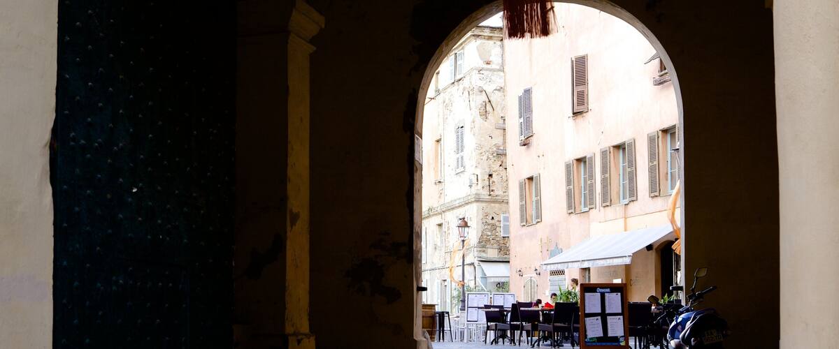 Place du Donjon featuring street scenes