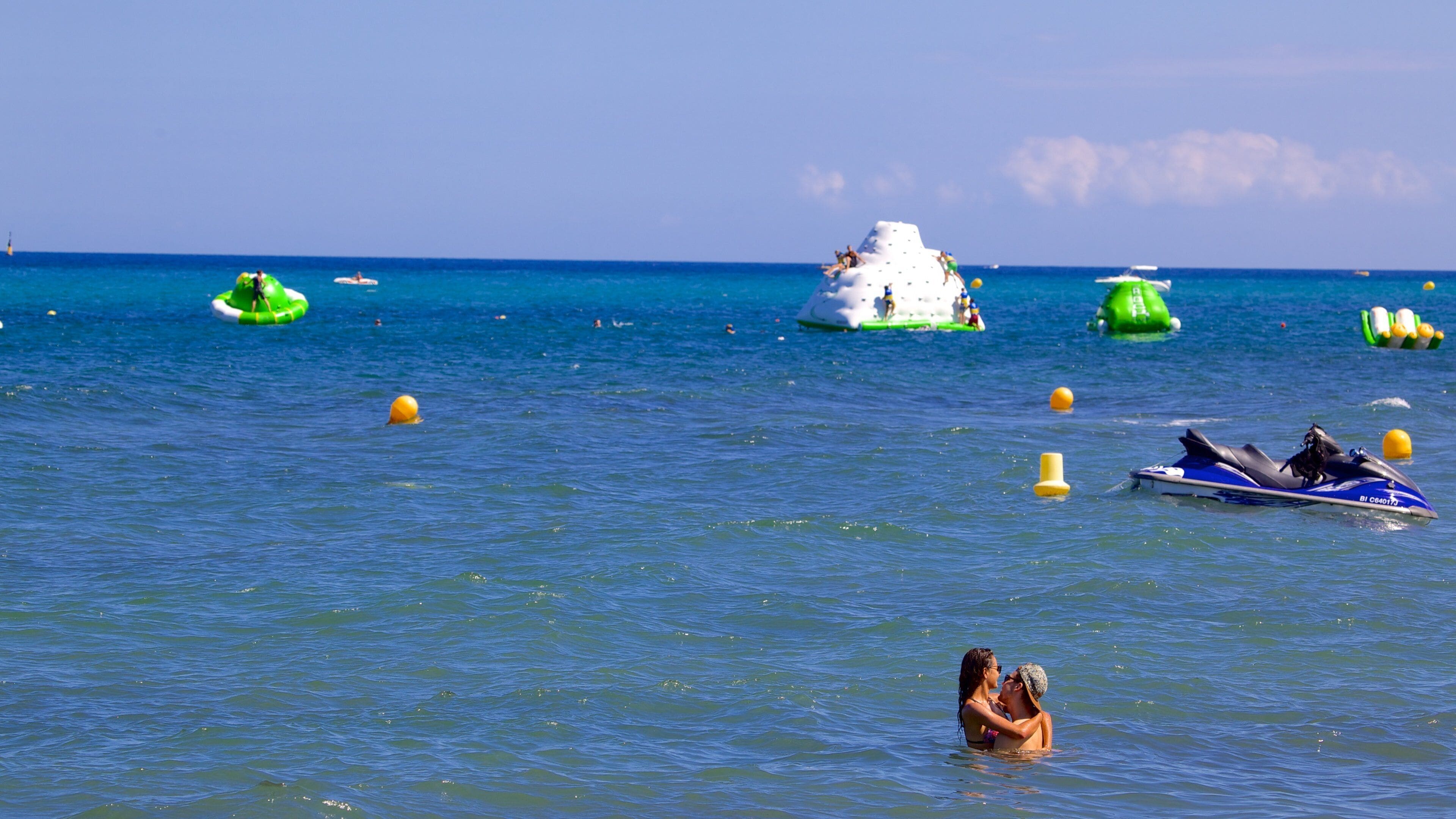 Playa de L´Arinella que incluye natación y también una pareja