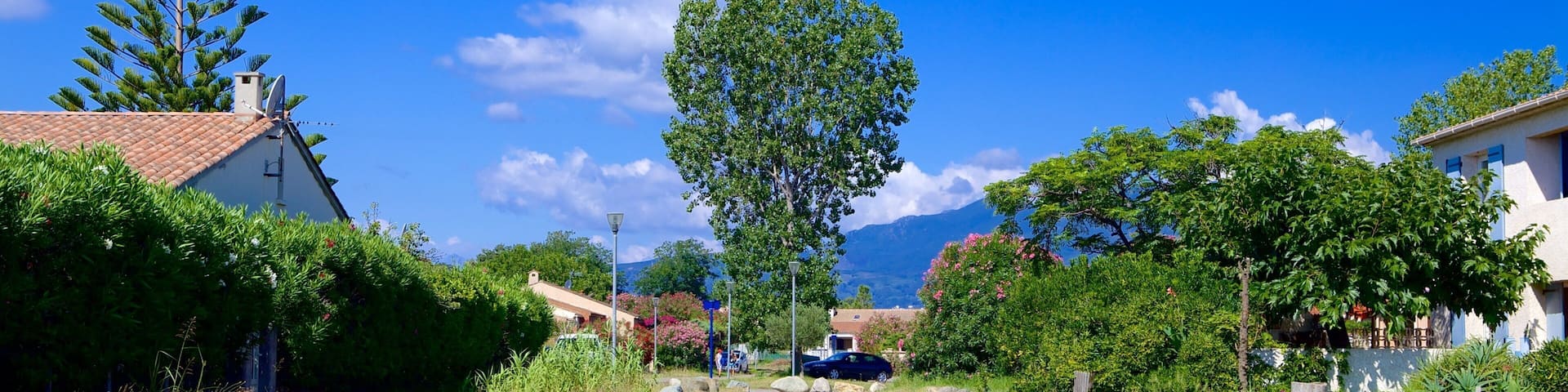 La Marana Beach showing a small town or village and street scenes