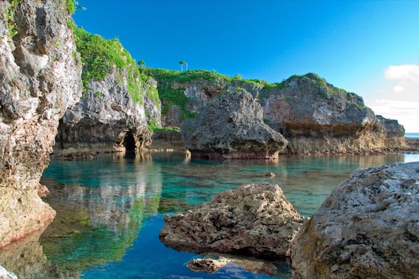 Limu featuring rocky coastline and colorful reefs