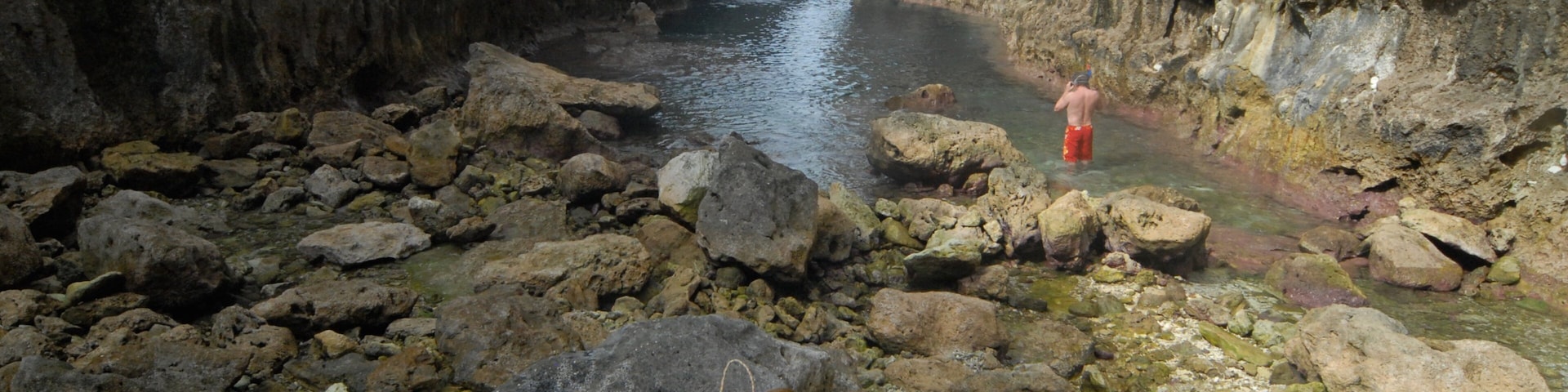 Abismo de Matapa mostrando litoral acidentado e um desfiladeiro ou canyon
