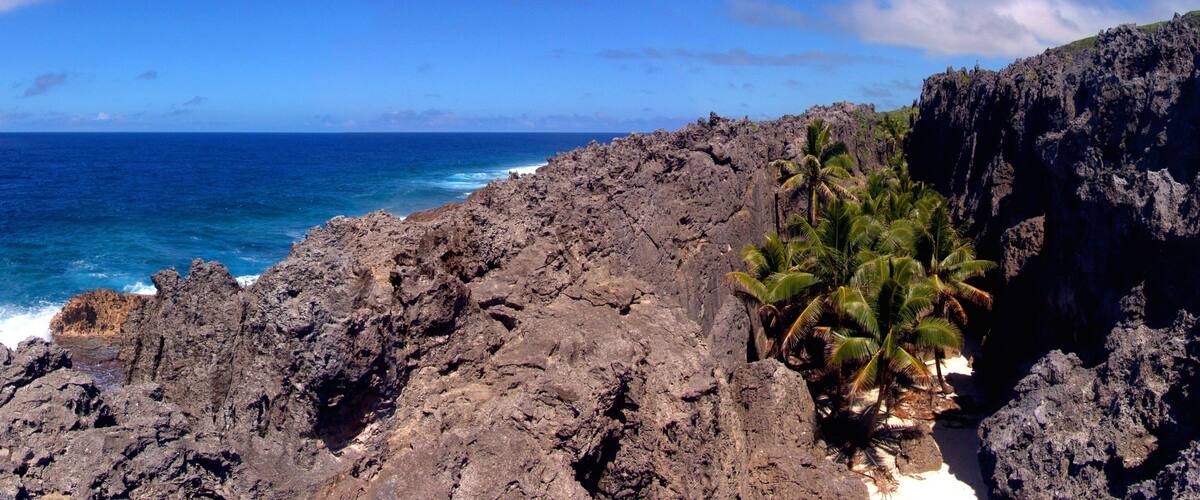 Togo Chasm featuring rocky coastline